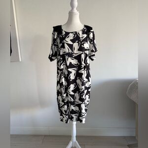 N21 unique gorgeous dress in black and white 
Stretchy material short sleeves